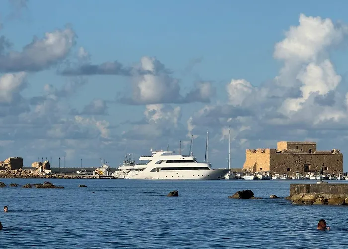 アパート Rock The Bay 1b, Paphos, *